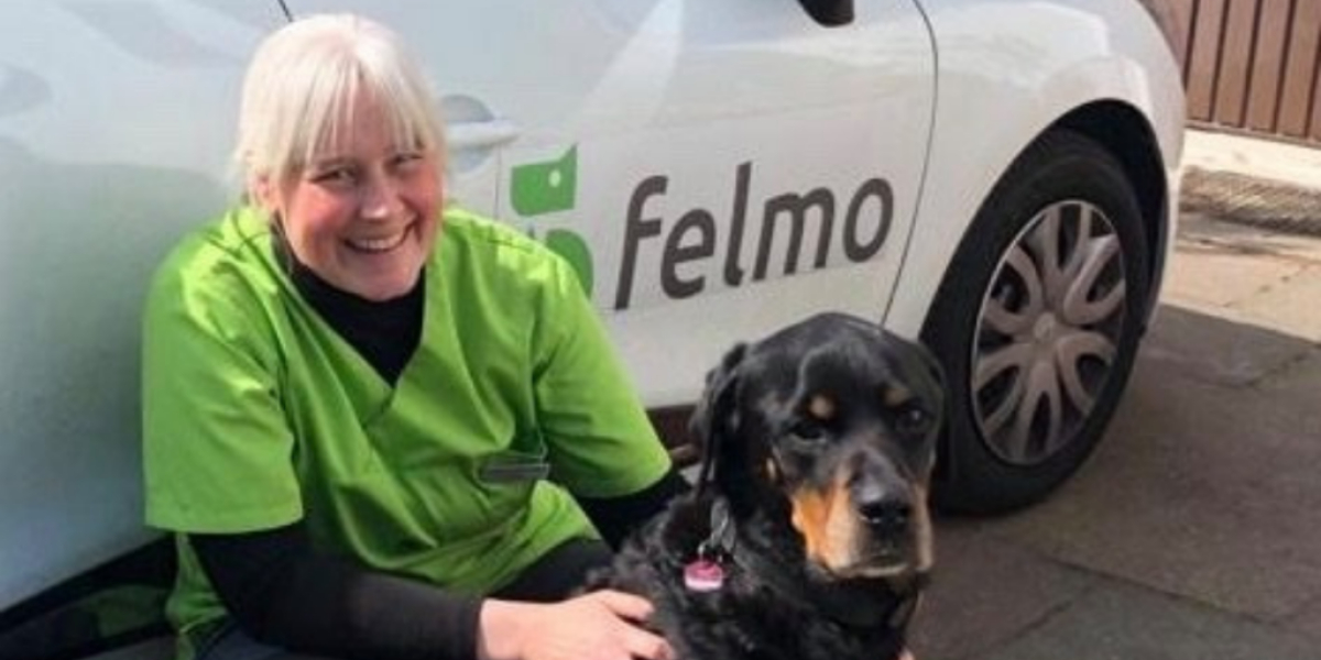 Tierärztin Annette mit Hund vor felmo Auto