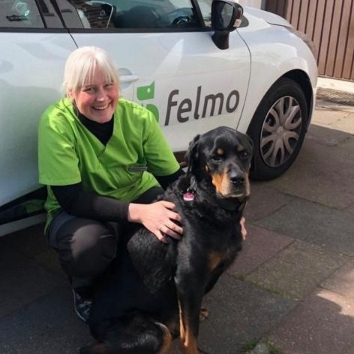 Tierärztin Annette mit Hund vor felmo Auto